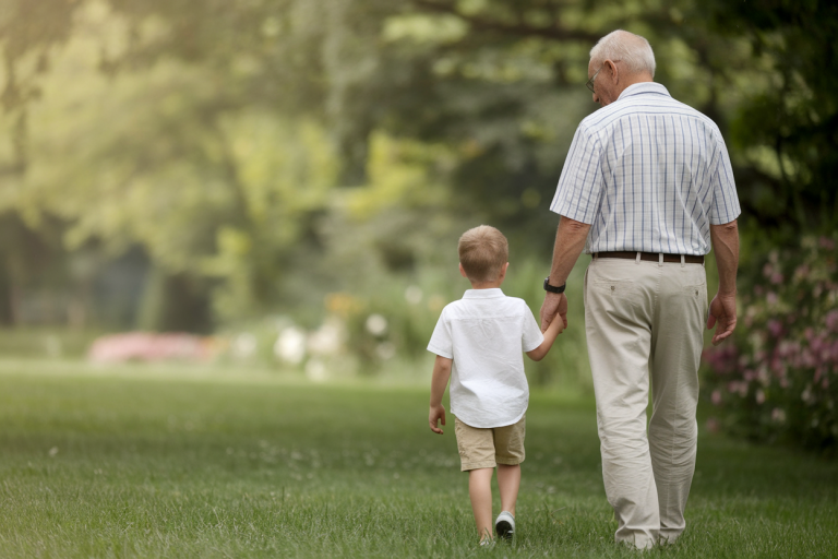 grandpere-petitfils-main-parc-vert