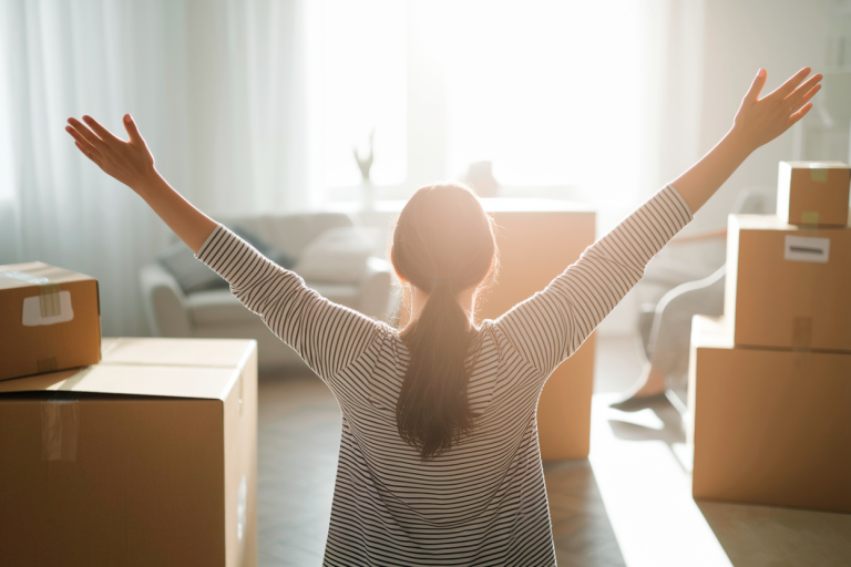 jeune-adulte-dos-cartons-salon-lumineux