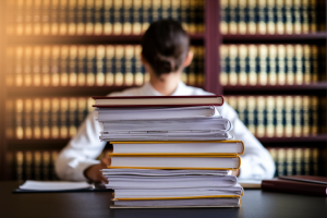 personne-dos-bureau-dossiers-juridiques