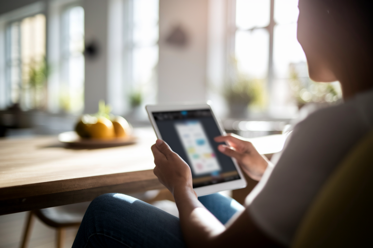 personne-dos-tablette-cuisine-lumineuse